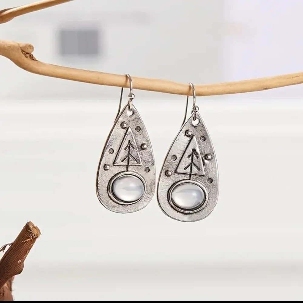 🦋 Retro Leaf-Shaped Silver Color Drop Dangle Earrings